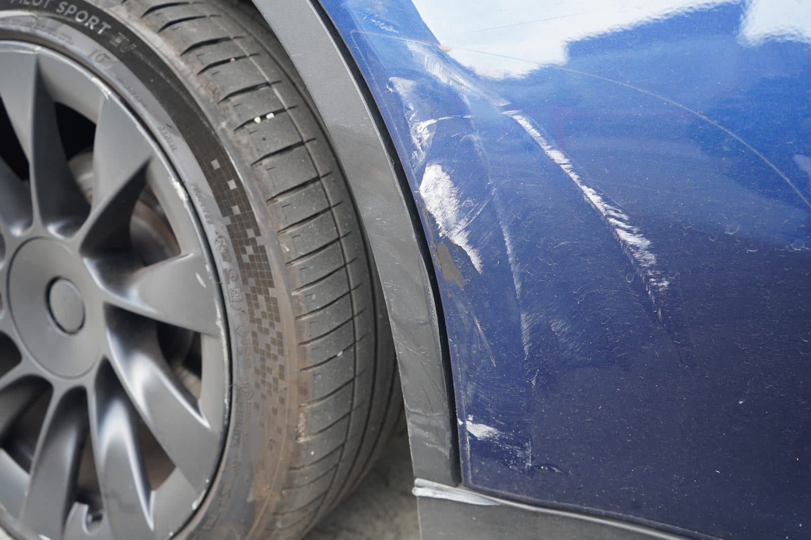 Kratzspuren an Radlaufverbreiterung und Seitenwand hinten rechts, Tesla Model Y