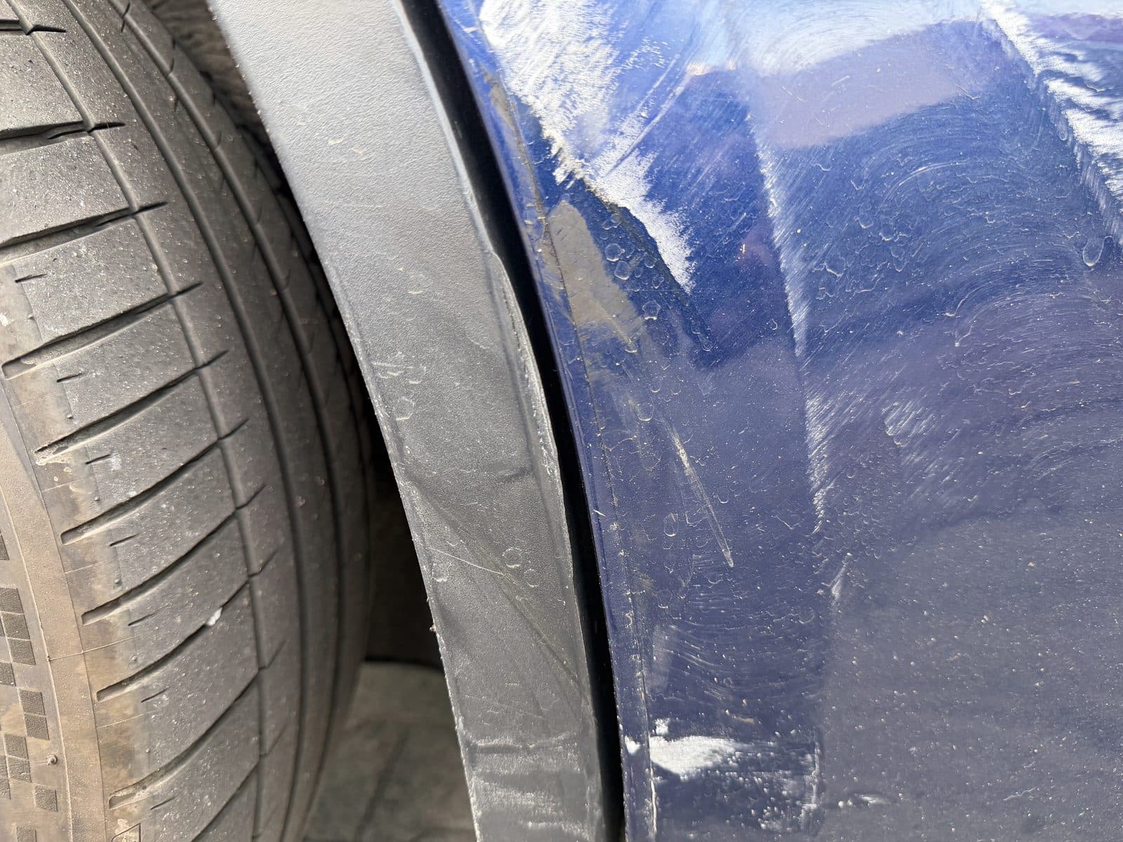 Verformte Radlaufverbreiterung hinten rechts, Nahaufnahme