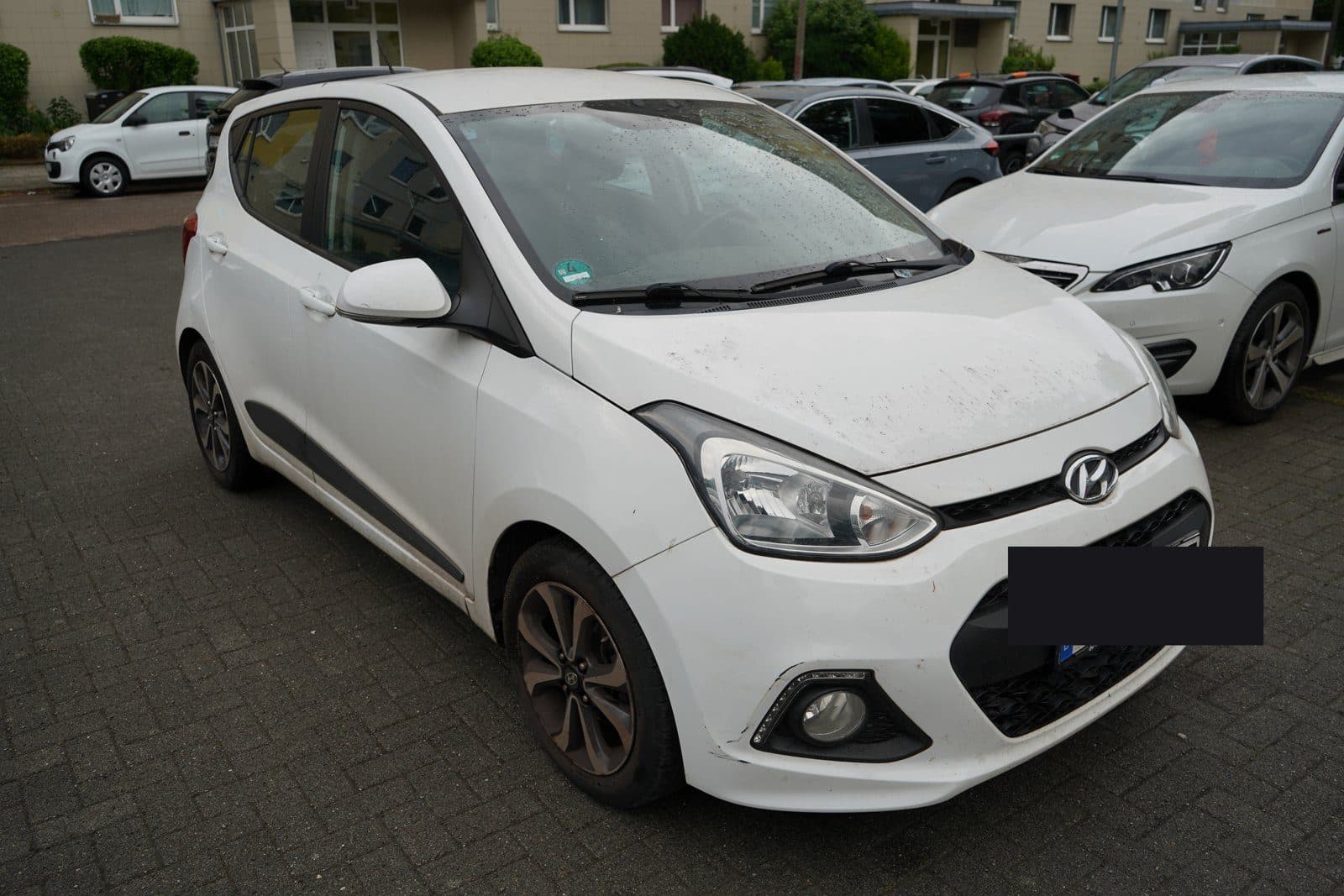 Weißer Hyundai i10, Kennzeichen abgedeckt