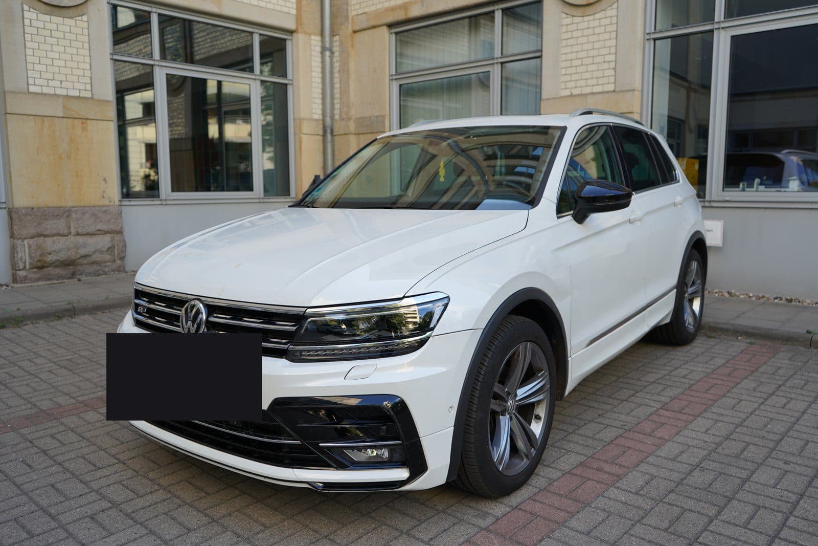 Weißer VW Tiguan, Kennzeichen abgedeckt