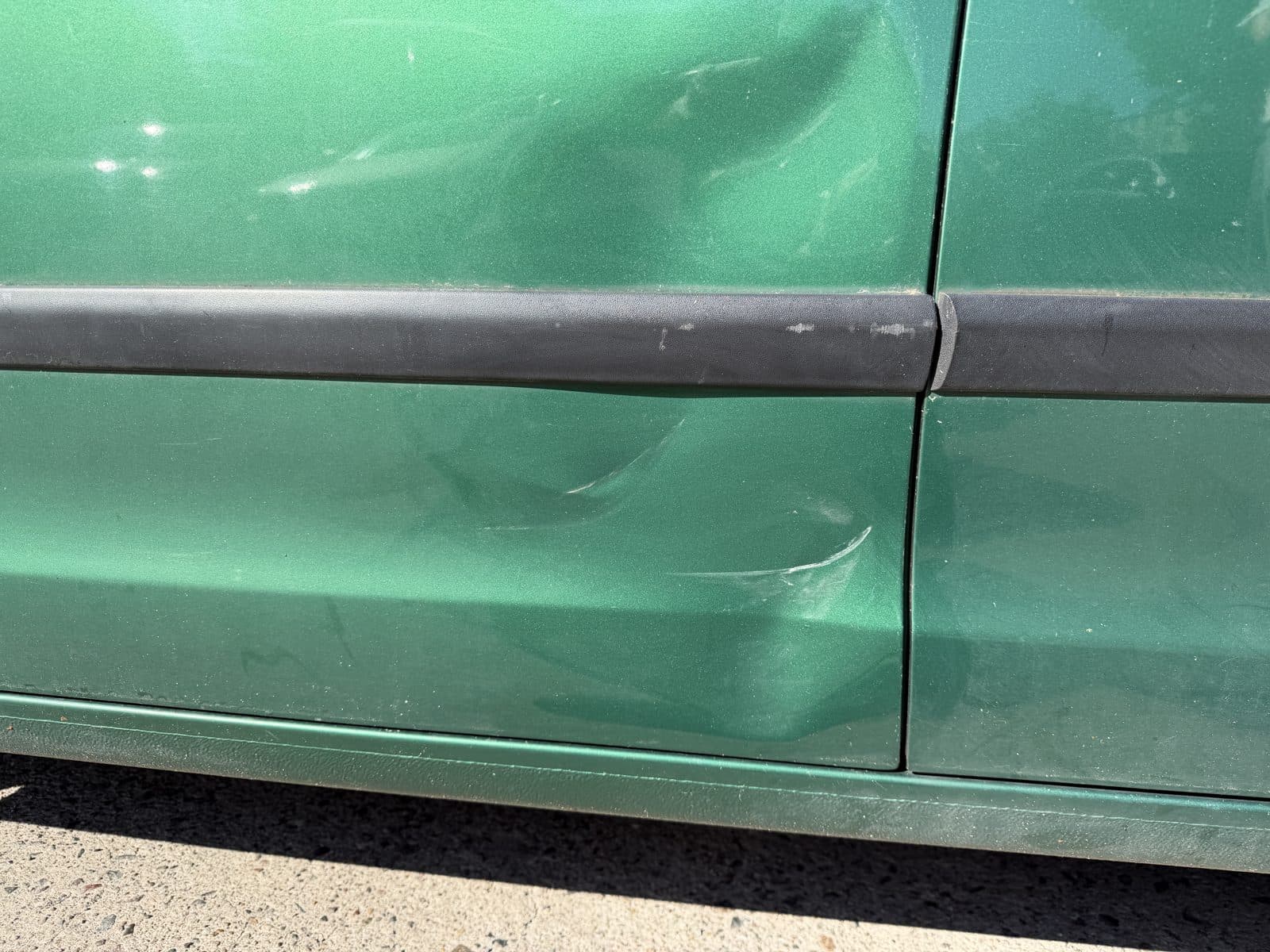 Fahrertür des VW Polo mit tiefer Einkerbung, Nahaufnahme