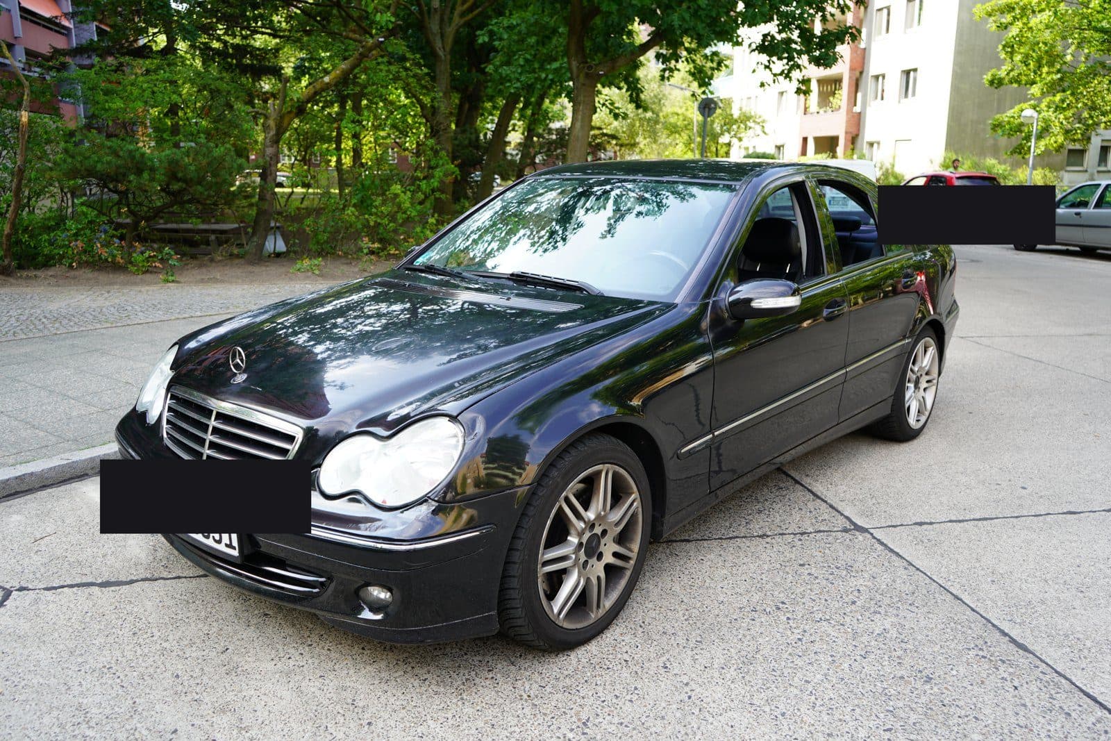 Schwarzer Mercedes C-Klasse mit Frontschaden links, Kennzeichen abgedeckt