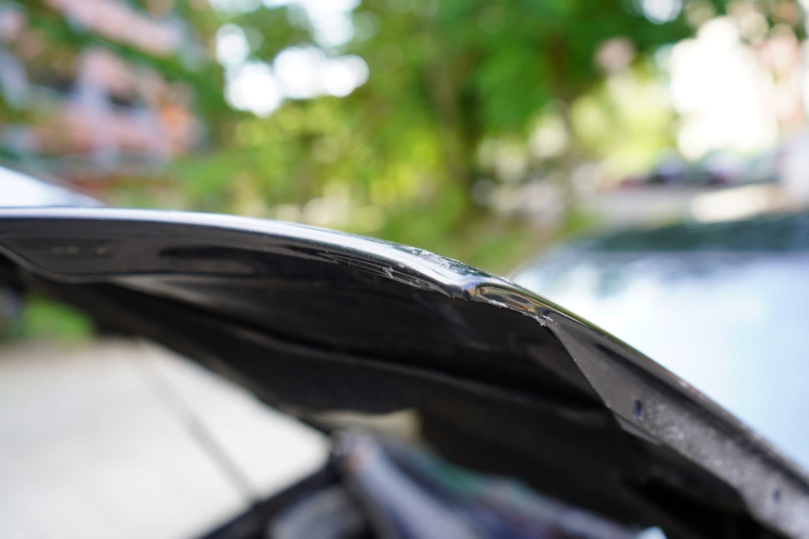 Motorhaube im Kantenbereich verformt