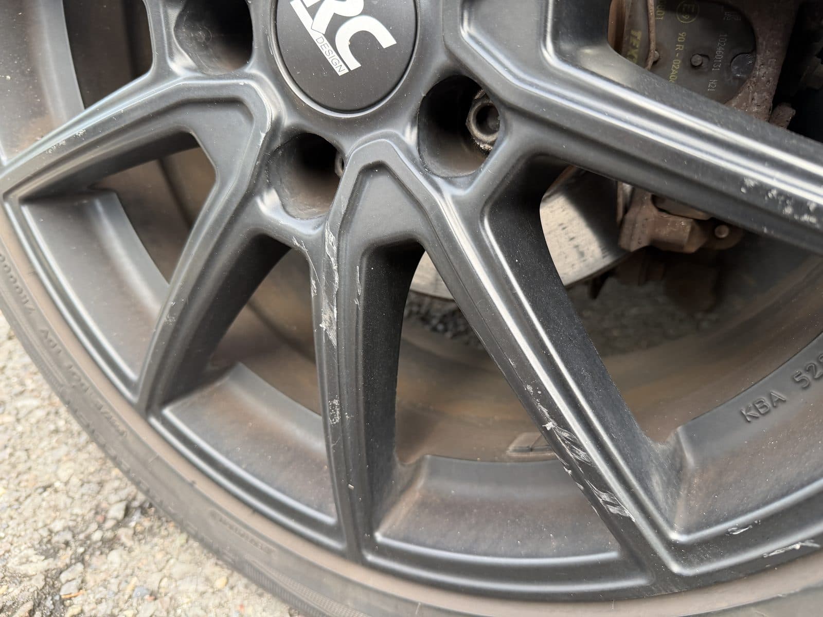 Verschrammte Speichen und Radnabenkappe der Felge vorn rechts am Audi A3