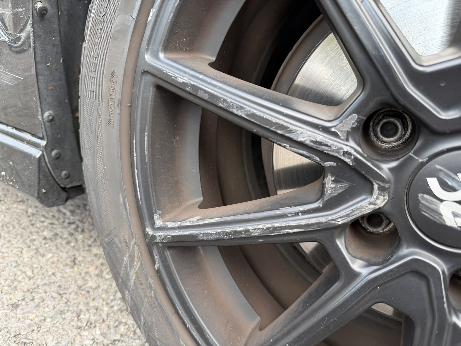 Abgeschürfte Felge vorn rechts mit Blick auf Bremsscheibe, Audi A3
