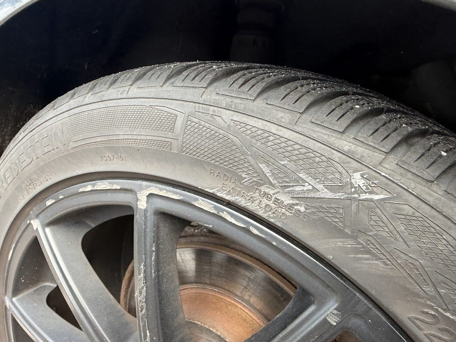 Aufgeschürfte Reifenflanke und Felgenhorn am Audi A3, Nahaufnahme