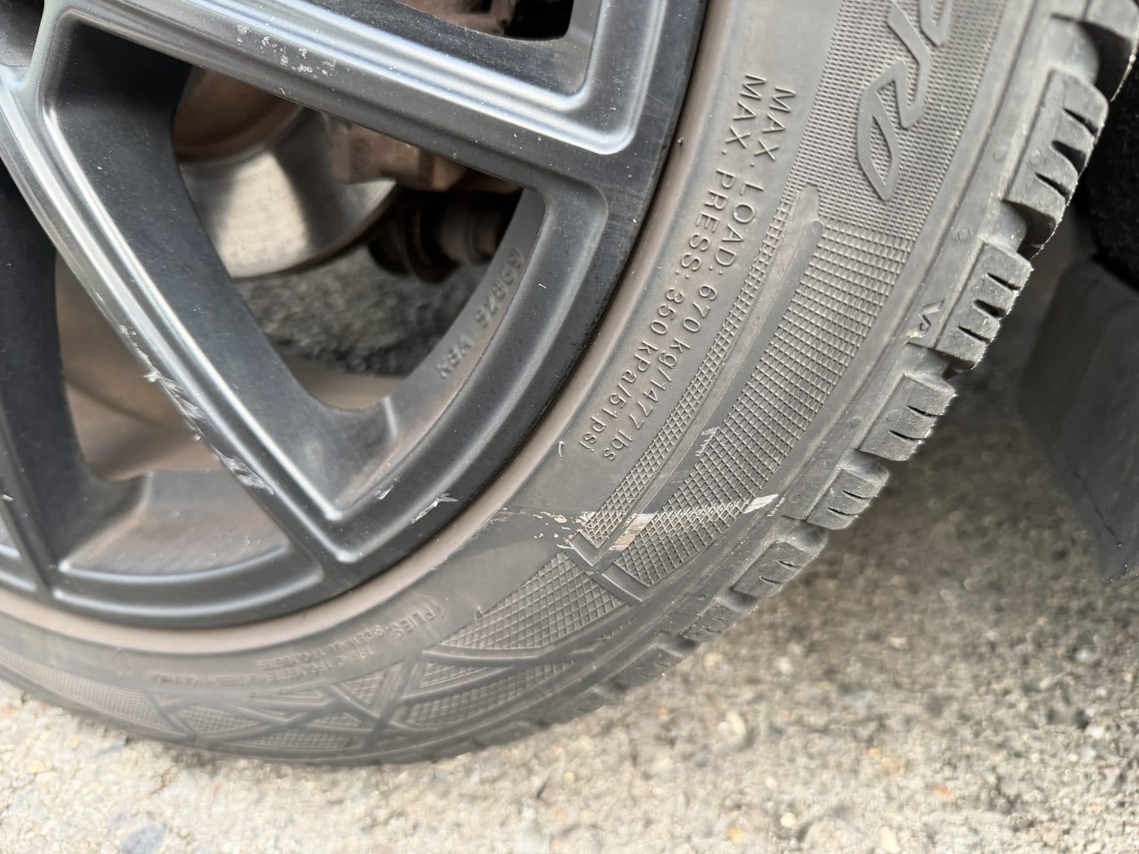 Reifenflanke mit Schleifspuren neben der beschädigten Felge, Audi A3
