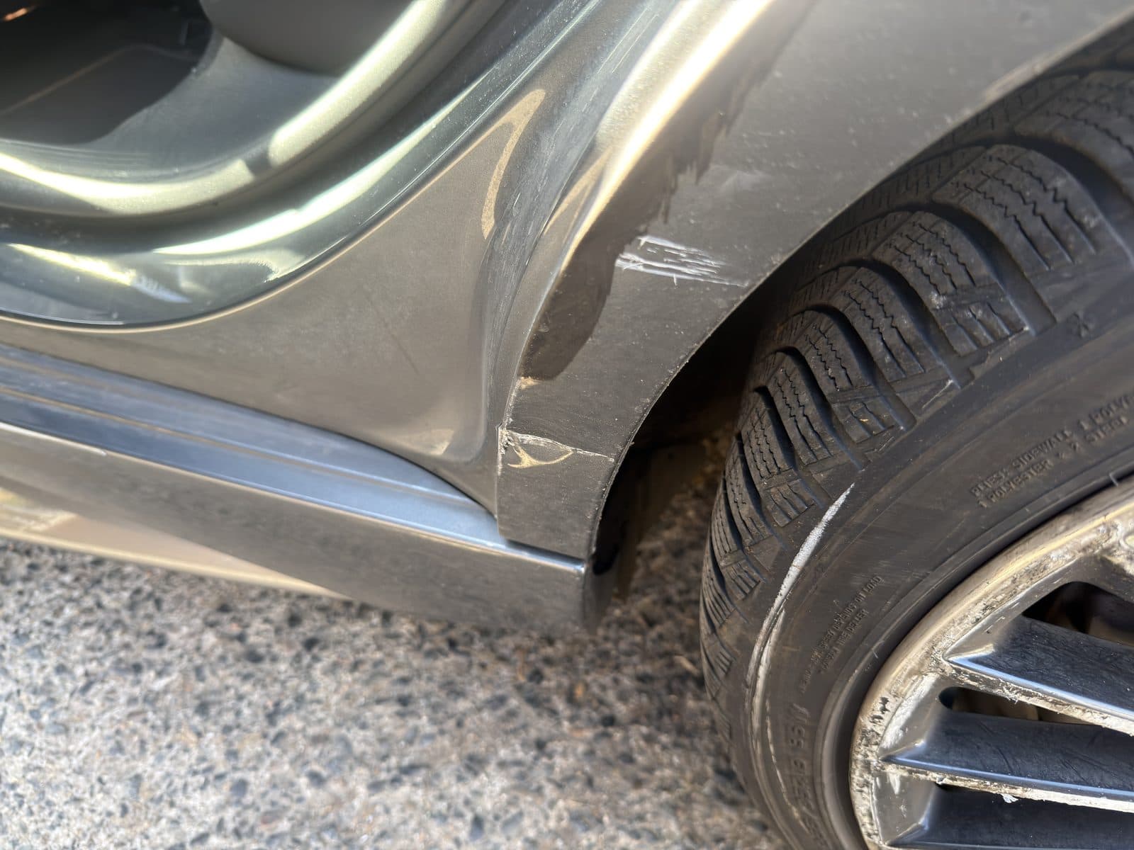 Eingedrückte Seitenwand am Radlauf hinten links mit Reifen, Mercedes C-Klasse T-Modell