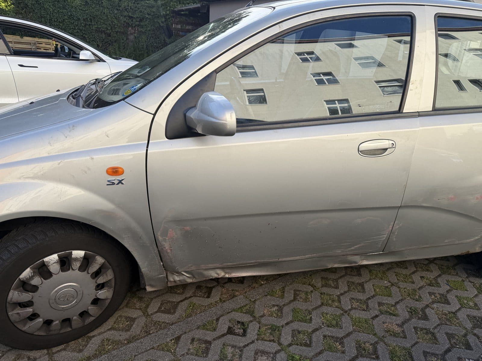 Silberner Daewoo Kalos von der Seite