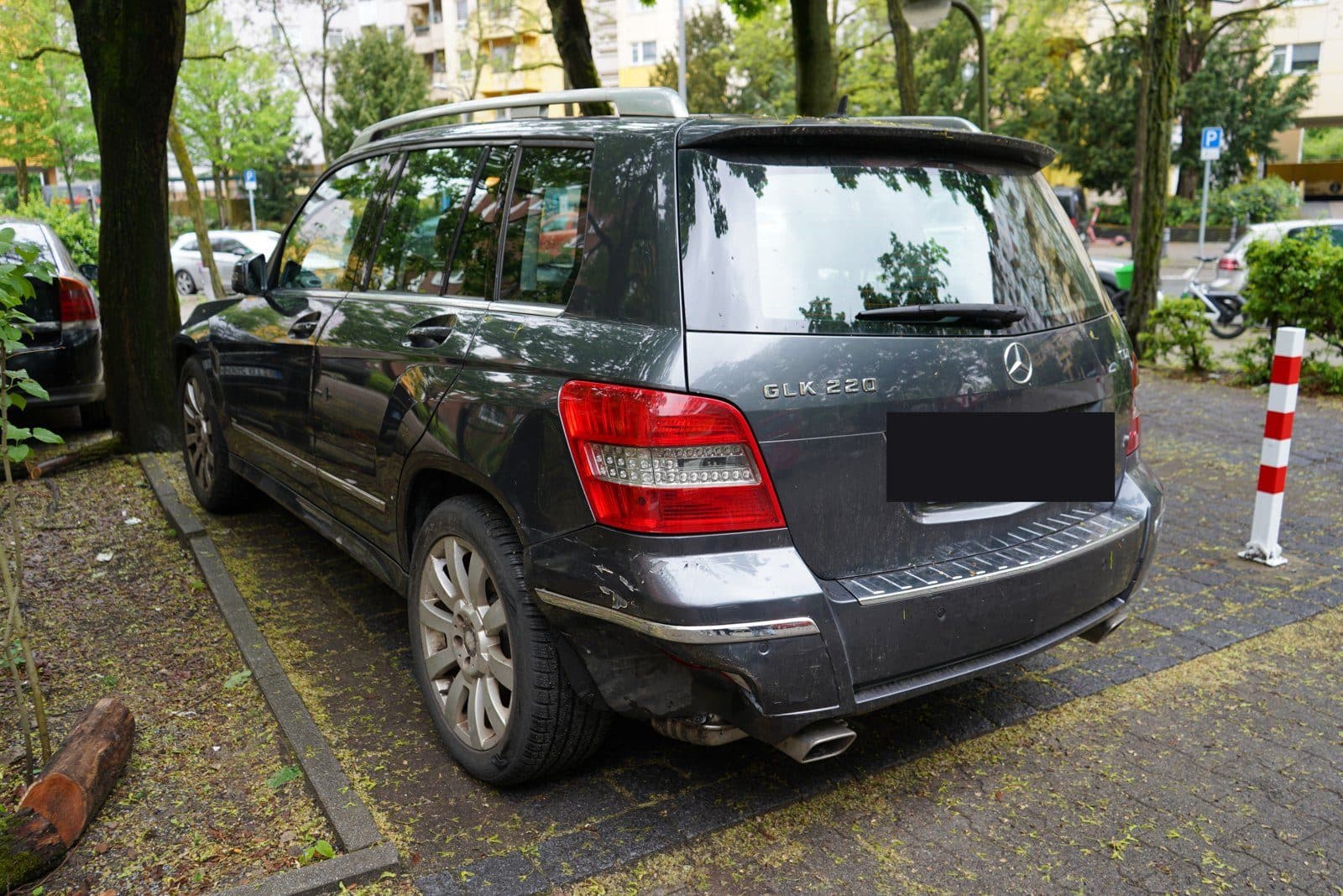 Mercedes GLK mit Heckschaden links, Kennzeichen abgedeckt