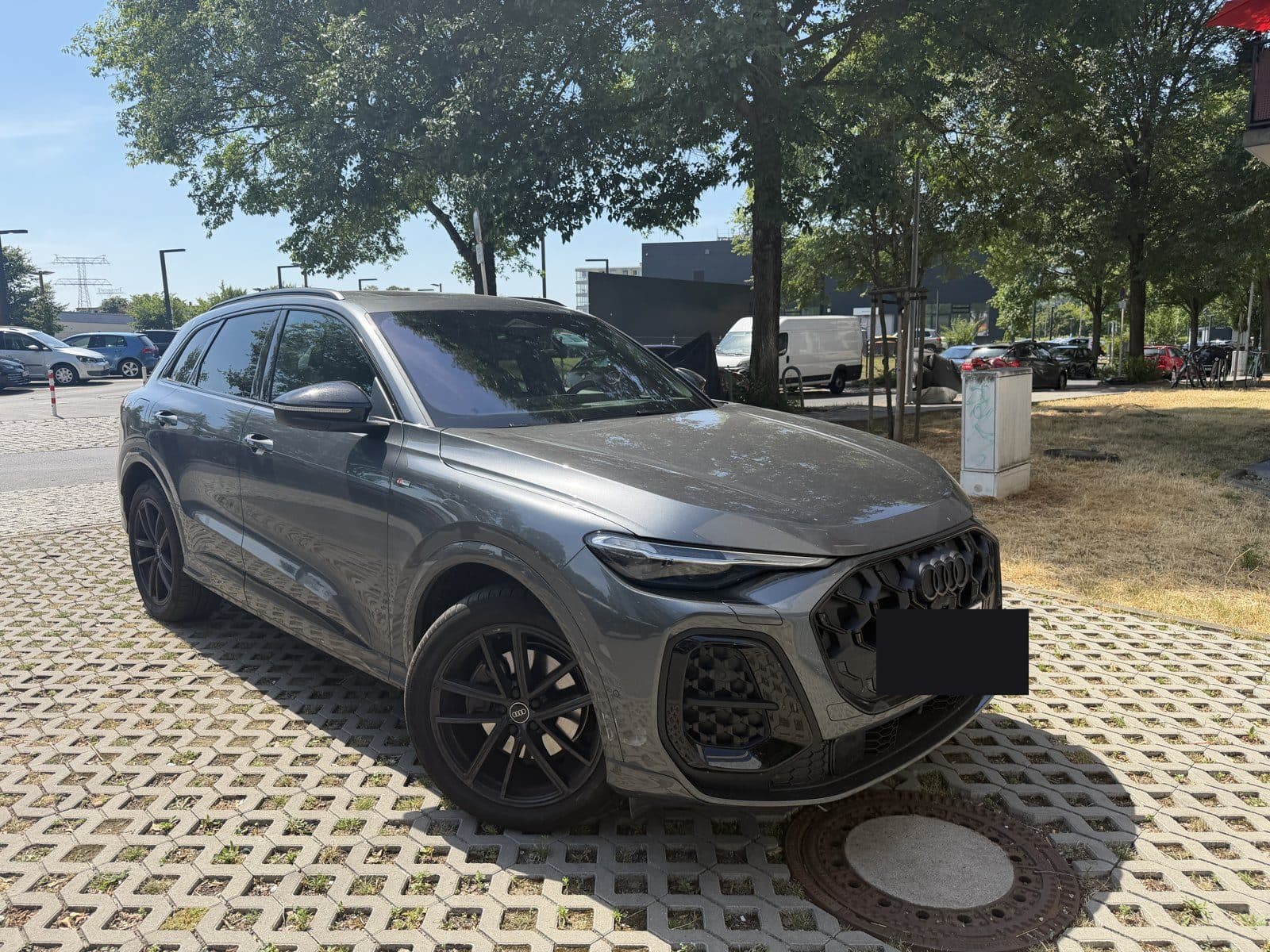 Grauer Audi SUV in Alt-Hohenschönhausen, Kennzeichen abgedeckt