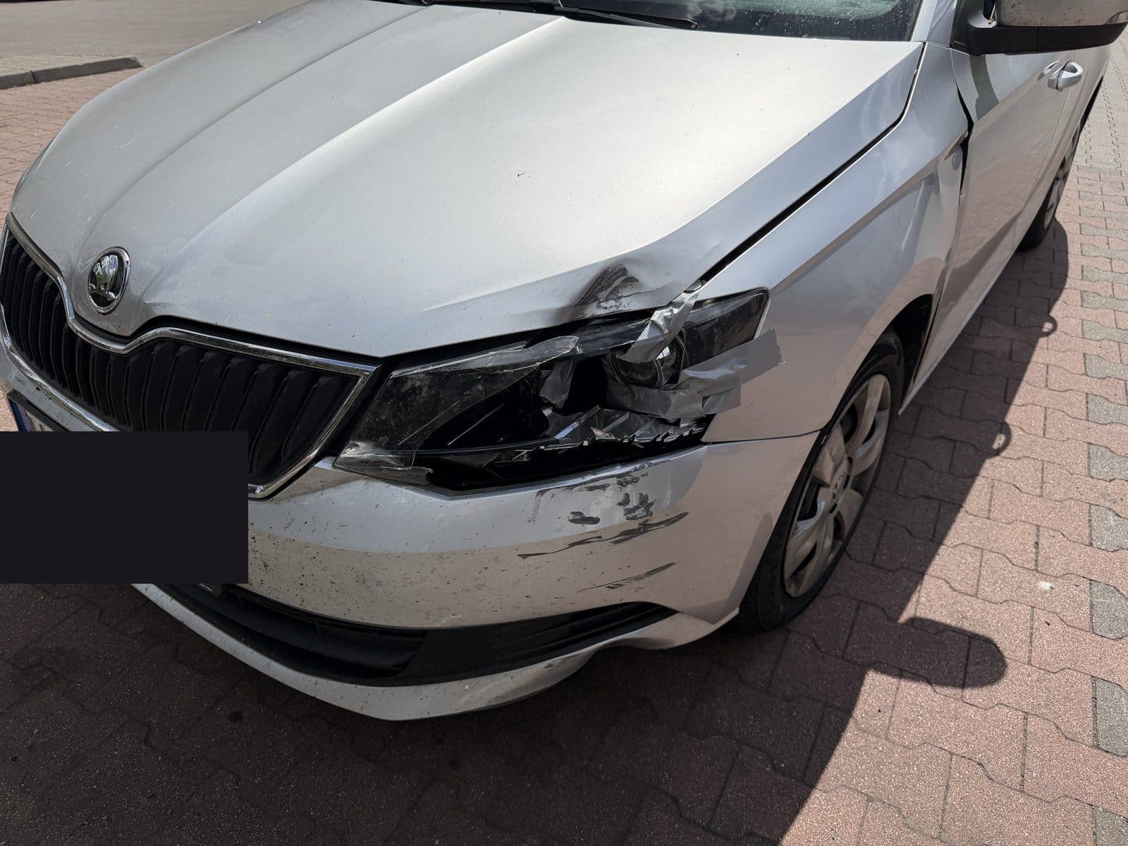 Skoda Fabia Combi mit Frontschaden, Kennzeichen abgedeckt