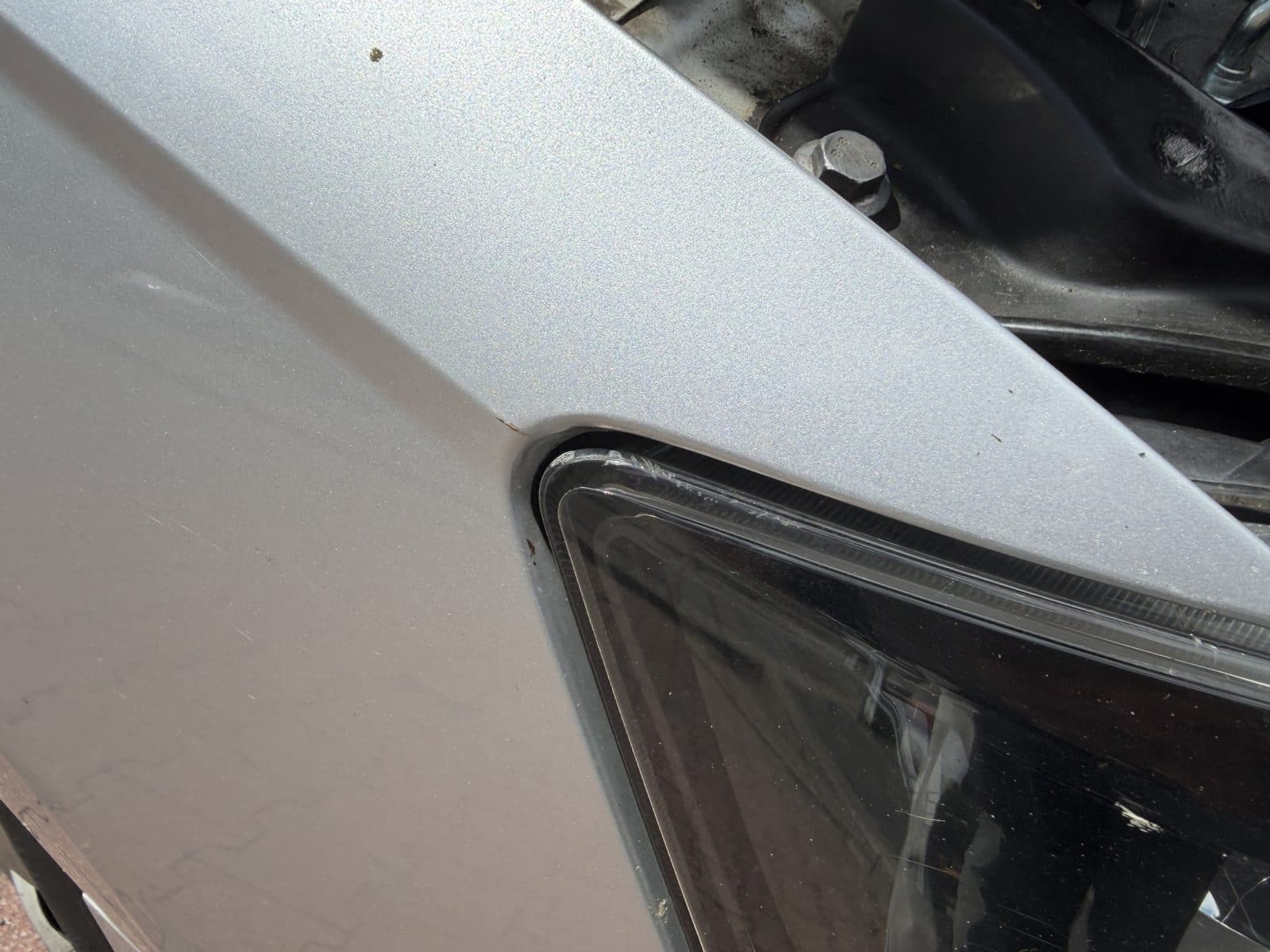 Frontecke mit beschädigter Stoßfängerverkleidung