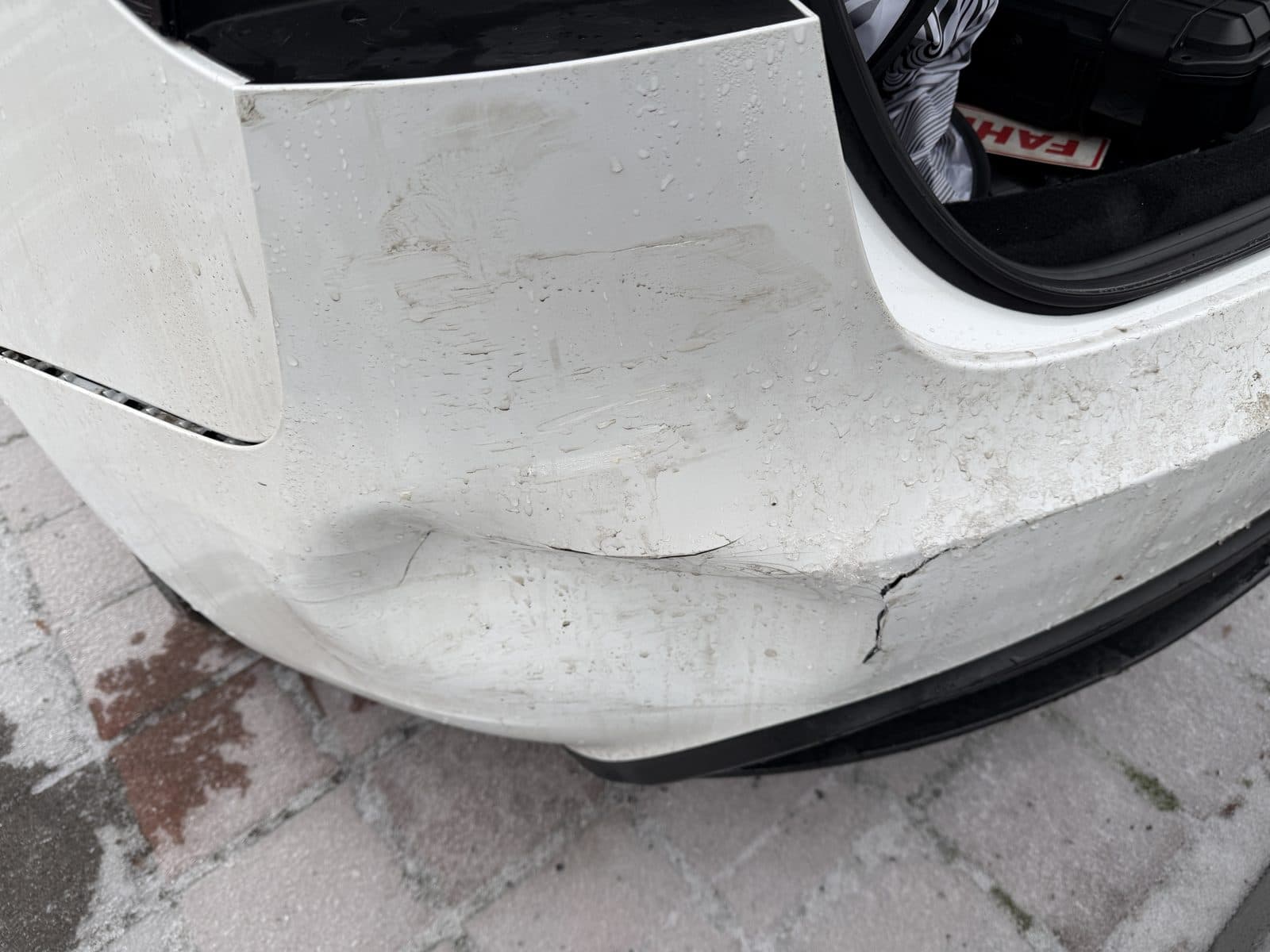 Gerissene Stoßfängerverkleidung am Heck links