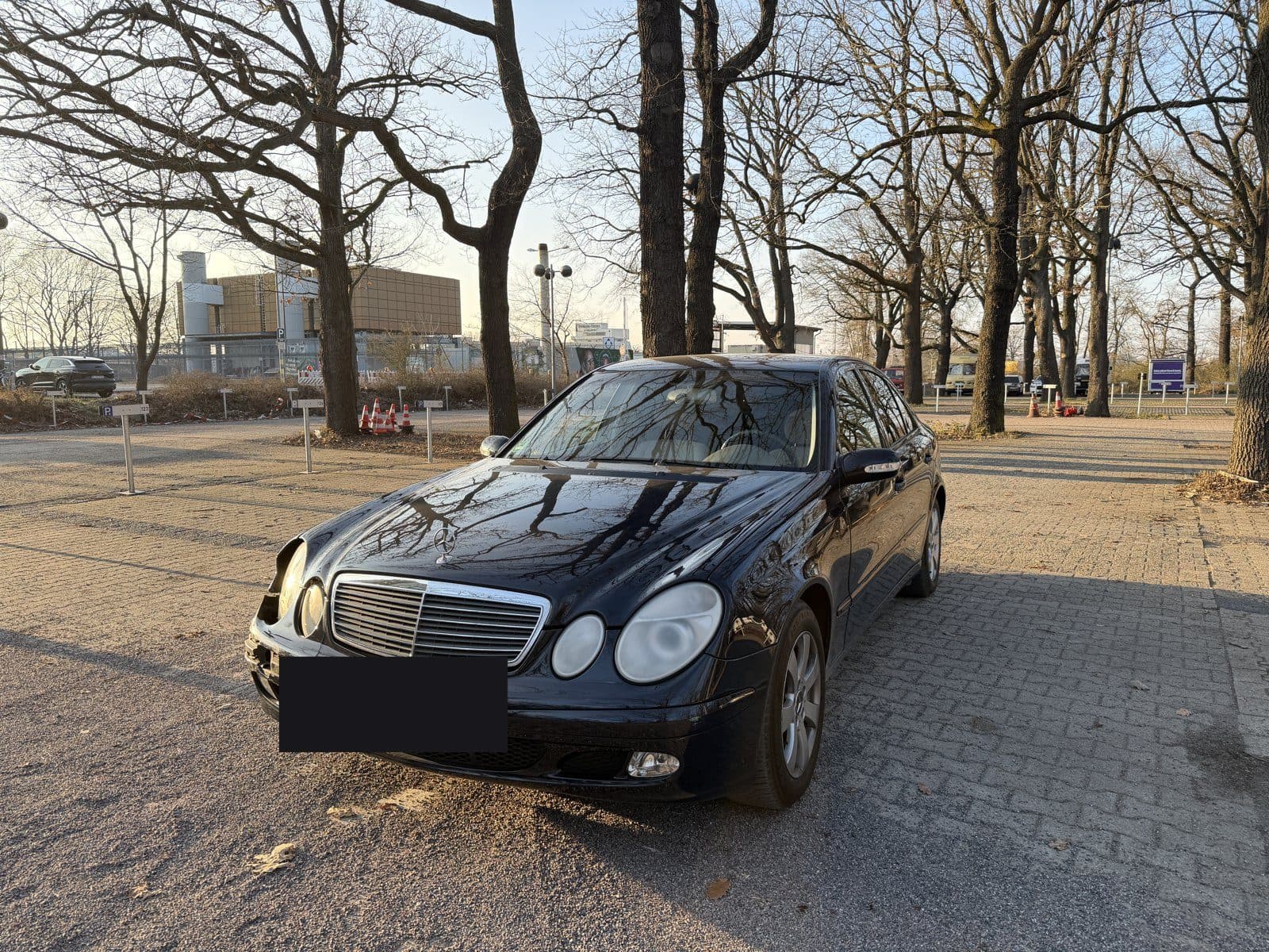 Dunkler Mercedes E-Klasse mit Frontschaden rechts, Kennzeichen abgedeckt