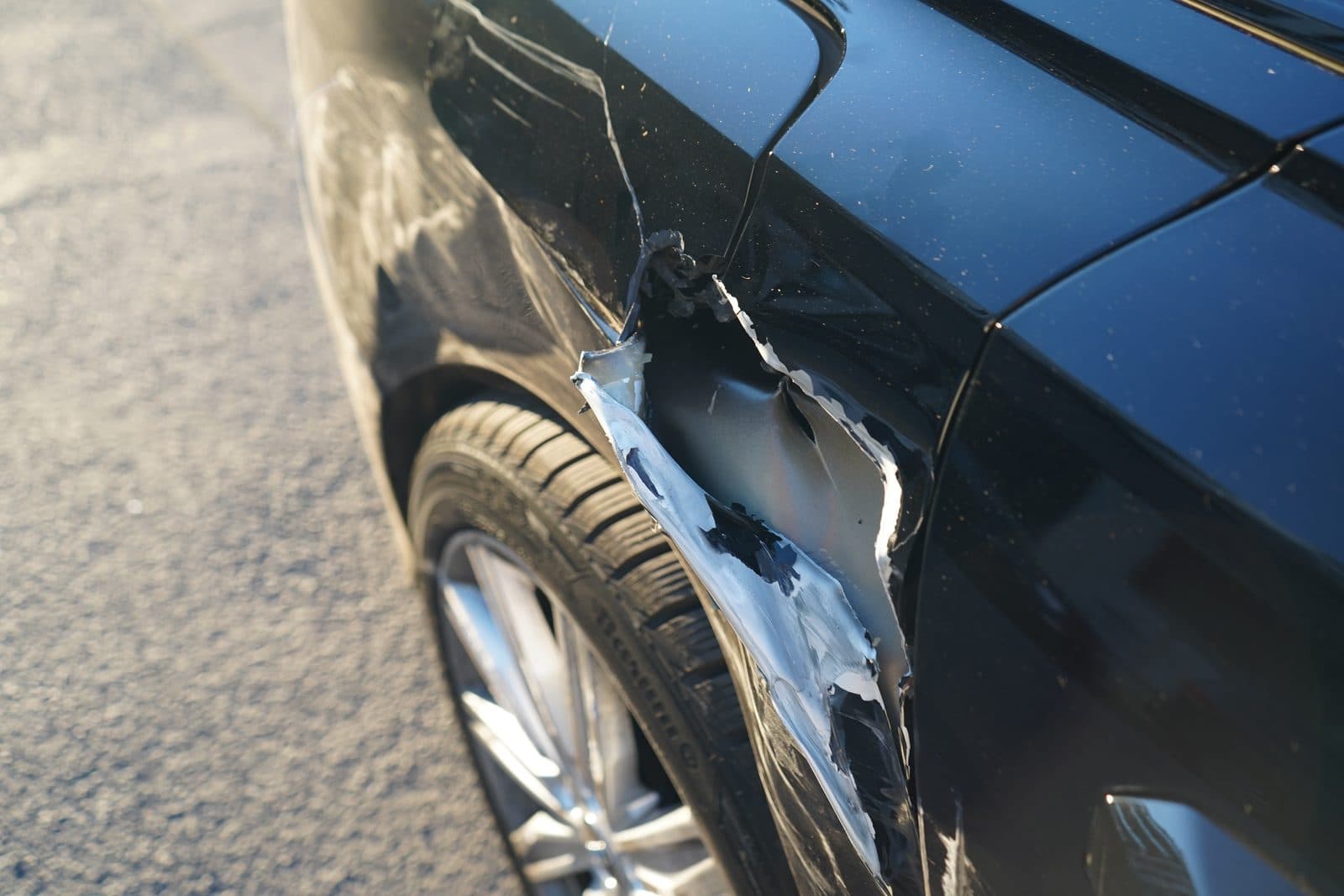 Gerissene und verformte Seitenwand hinten rechts am Audi S6 Avant über dem Radlauf