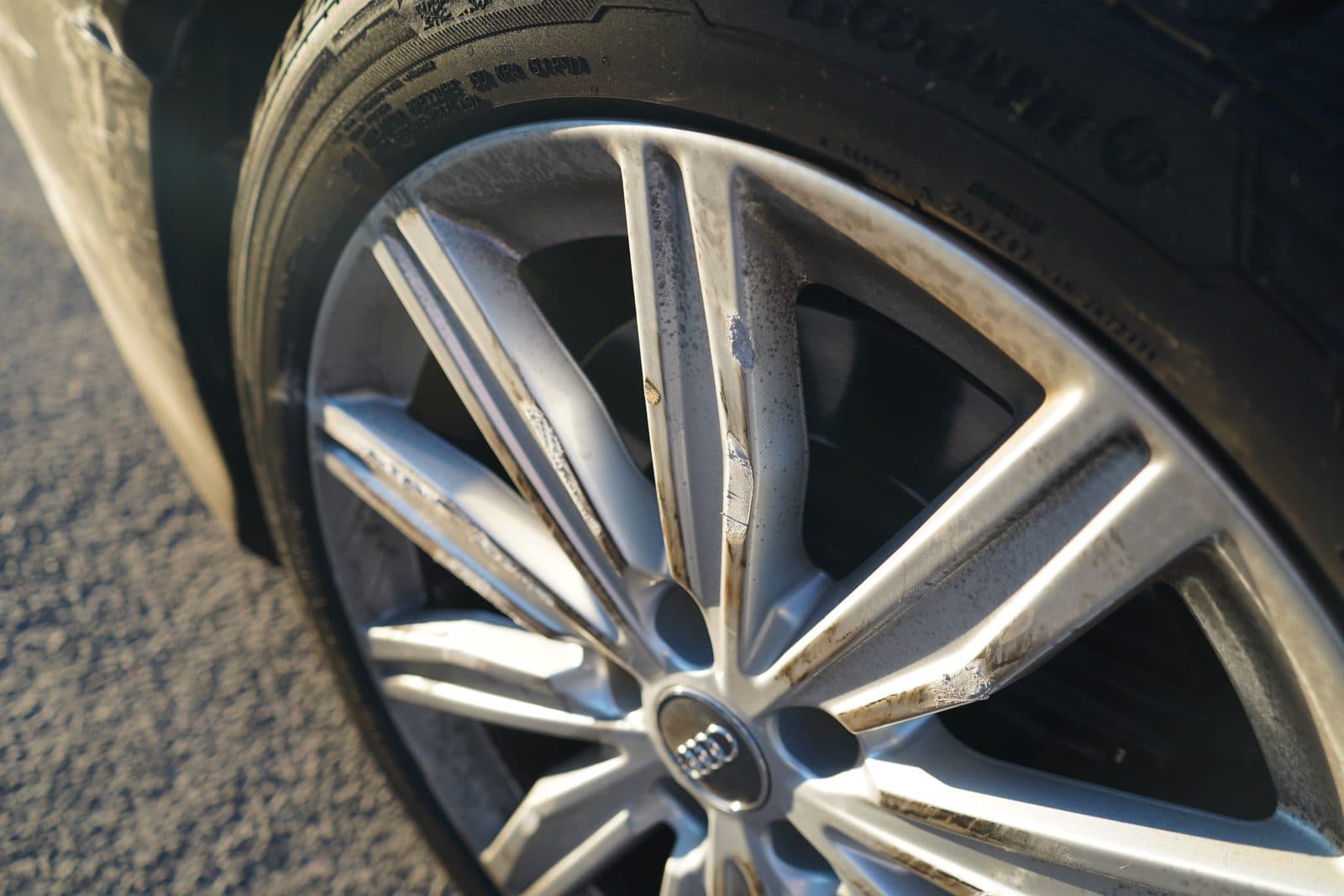 Abgeschürfte Felge hinten rechts am Audi S6 Avant, Nahaufnahme