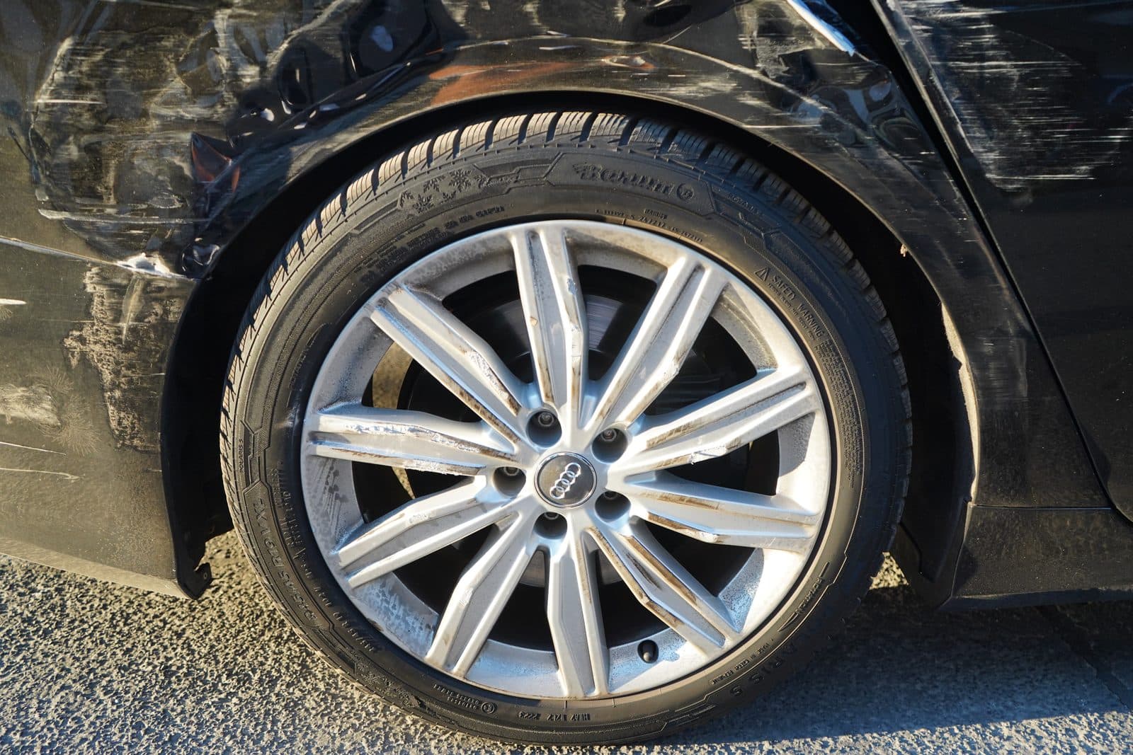 Hinterrad rechts mit Kratzspuren an Radlauf und Seitenwand, Audi S6 Avant