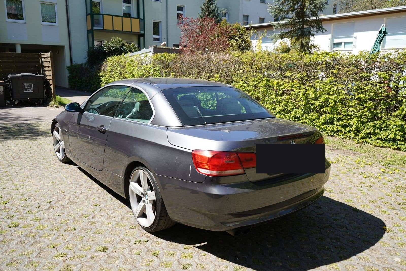 BMW 3er Cabrio mit Frontschaden links, Kennzeichen abgedeckt
